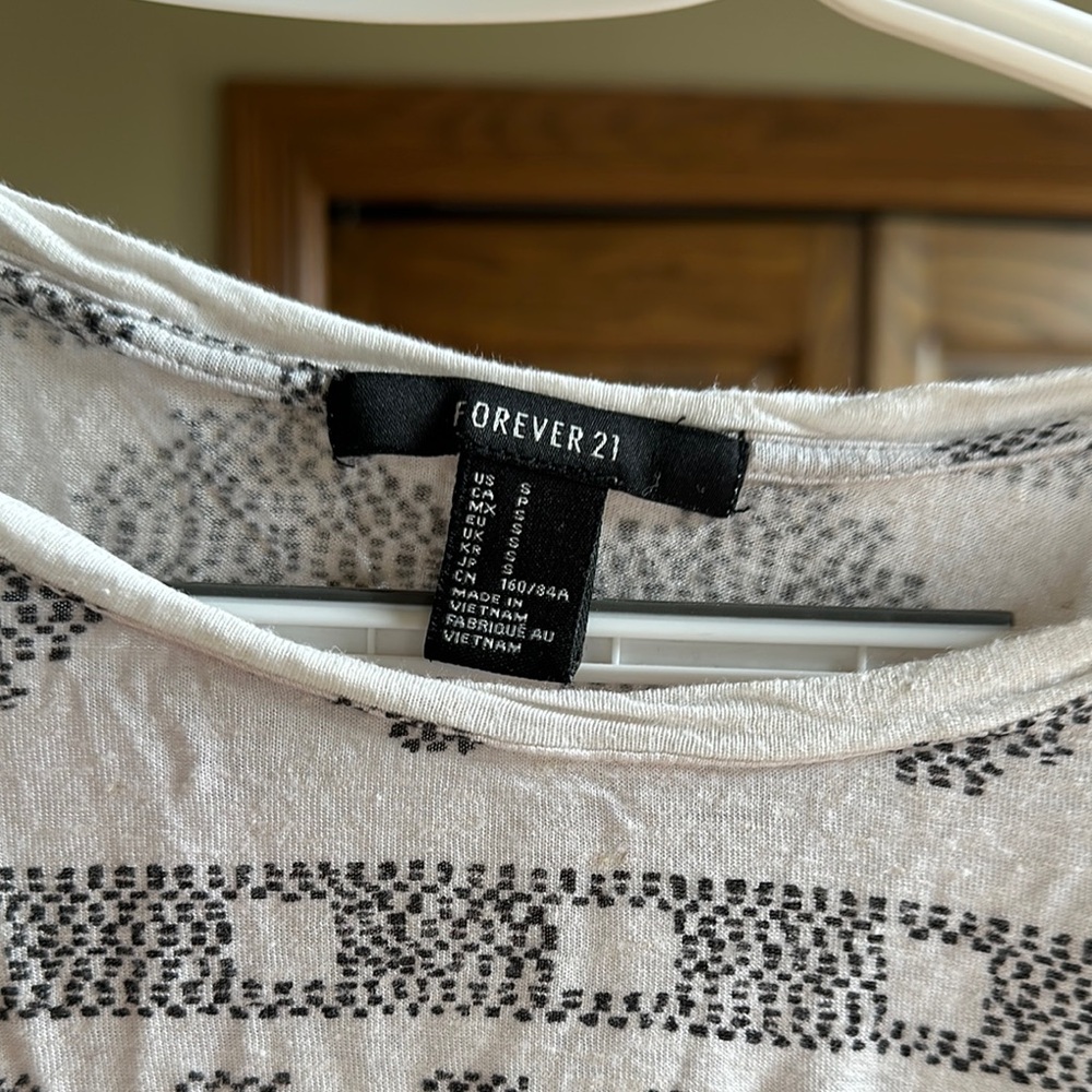 Forever 21 Black and White Patterned Women's Top - Picture 2 of 3